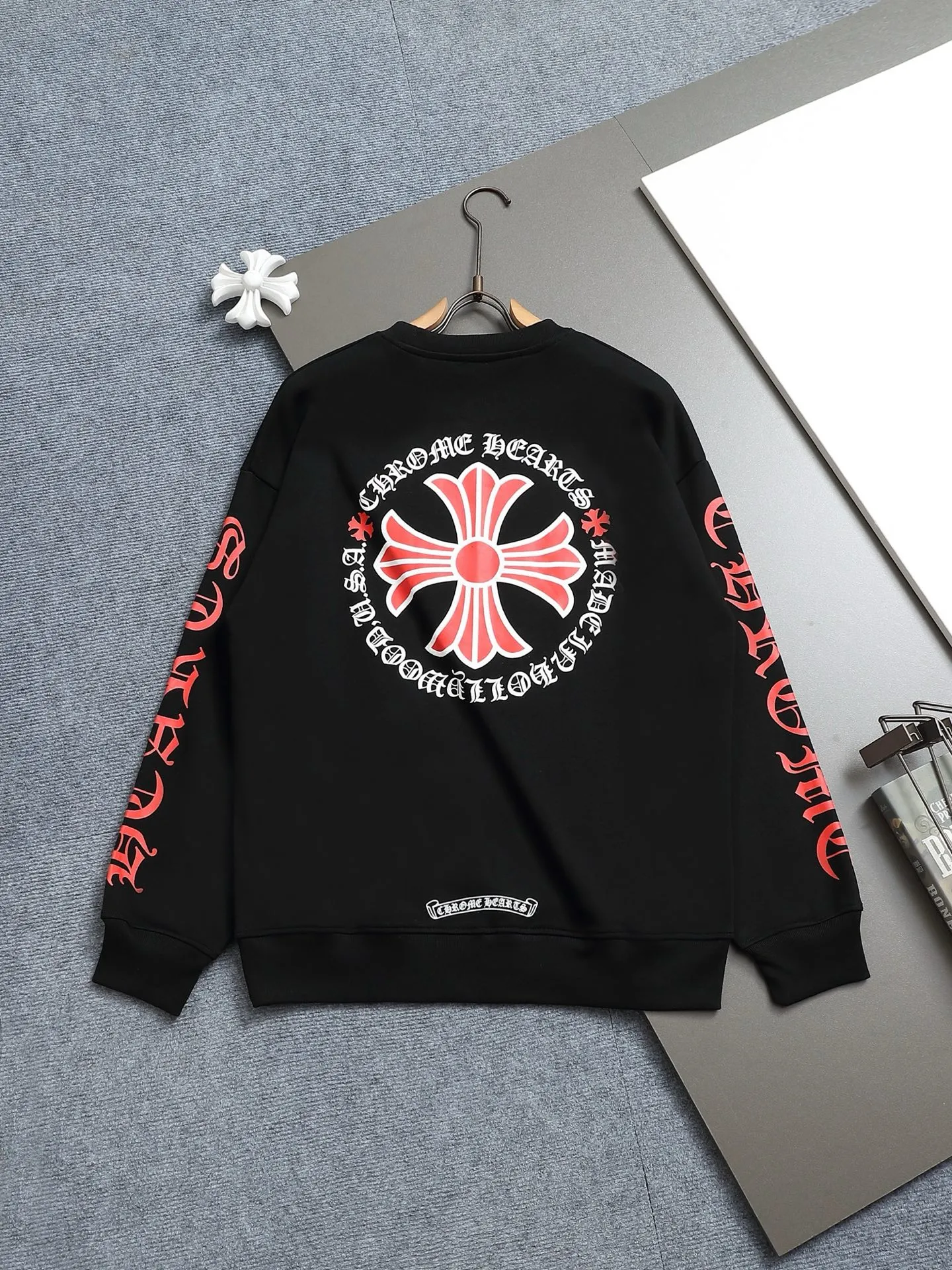 P230 Chrome hearts ch Chrome hearts cross printed round neck sweatshirt, large version, loose and stylish, low version, slim version, upper body and crotch pull, 100% commitment: top quality, not fast food, the highest version on the market, top quality, 420g, 26 custom-dyed double yarn cotton, same style for men and women, complete with three standards. Color: Black White Size: XS-L